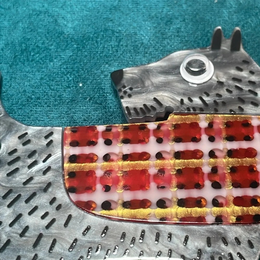 Dog with sweater acrylic brooch - Picture 2 of 4